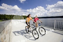 Radfahrer auf der Staumauer in Muldenberg
