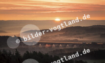 Autobahnbr&uuml;cke im Sonnenuntergang